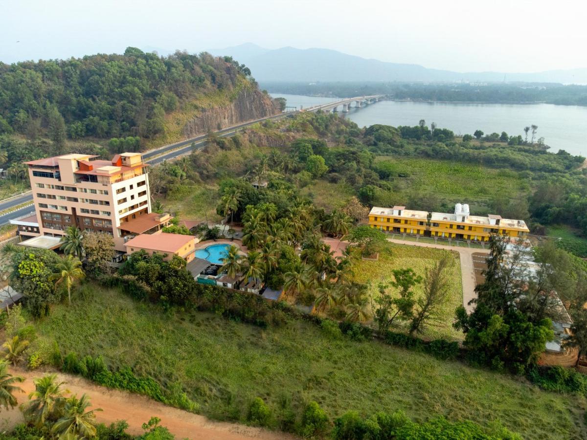 Sterling Karwar Hotel Exterior foto